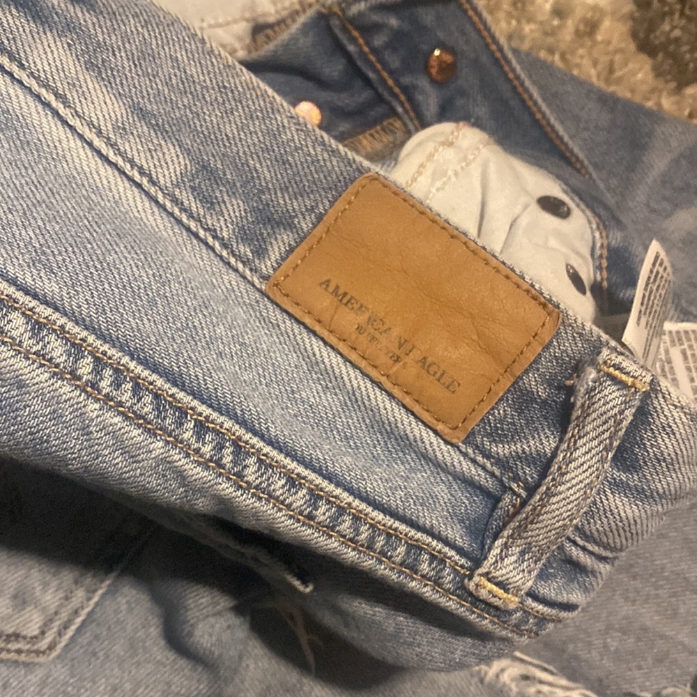 Woman’s size 4 American eagle light wash hole jeans - Picture 6 of 10